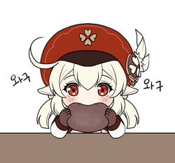  appletea blonde_hair blush cabbie_hat chibi clover_print eating feathers female genshin_impact gloves hat klee_(genshin_impact) korean_text lolicon long_pointy_ears pointy_ears red_eyes simple_background single_hair_intake solo translation_request upper_body white_background  rating:questionable score: user:bot