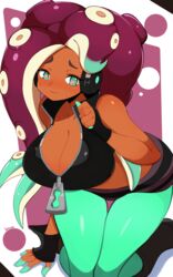 1girls 2021 artist_signature asymmetrical_hair beauty_mark black_boots black_topwear boots breasts brown_skin cleavage dark-skinned_female dark_skin female female_focus female_only fingerless_gloves green_eyes green_leggings headphones hi_res huge_breasts jellcaps kneeling leggings looking_at_viewer marina_(splatoon) mole_under_mouth nintendo octoling off_the_hook_(splatoon) simple_background smile smiling_at_viewer solo splatoon splatoon_(series) splatoon_2 symbol-shaped_pupils tentacle_hair thick_thighs thigh_gap thighs tight_clothing unusual_pupils zipper rating:Questionable score:189 user:Cero_Oscuras