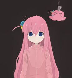  absurdres blue_eyes bocchi_the_rock! cube_hair_ornament female gotoh_hitori gotoh_hitori_(octopus) hair_between_eyes hair_ornament highres jacket knife knife_in_head long_hair long_sleeves looking_at_viewer naaga_sonomono object_through_head open_mouth pink_hair pink_jacket pink_track_suit side_ahoge simple_background solo track_jacket 