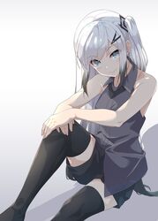  allial_(coefont) bare_shoulders black_hair black_shorts black_thighhighs coefont colored_tips commentary_request cross_tie female foot_out_of_frame grey_eyes grey_shirt hair_ornament hairclip hands_on_own_knee head_tilt highres knee_up long_hair looking_at_viewer multicolored_hair no_coat one_side_up own_hands_together shirt shorts sidelocks signature sitting sleeveless sleeveless_shirt smile solo swept_bangs thighhighs white_background white_hair yanagita_kousuke 