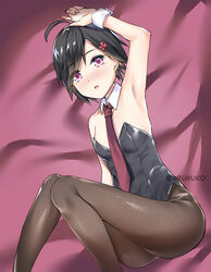  ahoge arm_up artist_name arusuko bare_shoulders black_hair black_leotard brown_pantyhose commentary dated_commentary female flower hair_flower hair_ornament highres hondoumachi_koharu id_:invaded leotard looking_at_viewer necktie pantyhose photoshop_(medium) pink_background pink_eyes short_hair sitting solo wrist_cuffs 