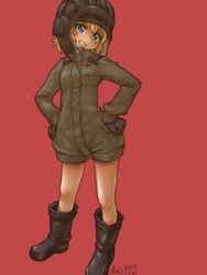  artist_name black_footwear black_gloves black_headwear blonde_hair blue_eyes boots commentary dated female full_body girls_und_panzer gloves green_jumpsuit grin hands_on_own_hips head_tilt helmet insignia jumpsuit katyusha_(girls_und_panzer) long_sleeves looking_at_viewer military military_uniform pravda_military_uniform red_bag short_hair short_jumpsuit signature simple_background smile solo standing tank_helmet tessaku_ro uniform 