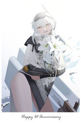  anniversary armor cloak contrapposto female flower goddess_of_victory:_nikke grin guriddopitto highres holding holding_flower light_blush lily_(flower) long_hair looking_at_viewer mechanical_arms shoulder_armor single_mechanical_arm smile snow_white_(nikke) solo visor_(armor) white_cloak white_hair yellow_eyes 