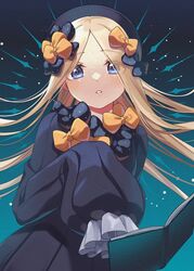  abigail_williams_(fate) black_bow black_dress black_hat blonde_hair blue_eyes blush book bow breasts dress fate/grand_order fate_(series) female forehead gradient_background hairbow hat highres long_hair long_sleeves looking_at_viewer multiple_hair_bows orange_bow parted_bangs ribbed_dress ryofuhiko sleeves_past_fingers sleeves_past_wrists small_breasts solo 