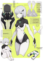  absurdres android barefoot battery_indicator black_gloves bone border breasts commentary_request female fingerless_gloves gloves green_background green_eyes grey_hair hair_ornament highres lan_mao_akko light_smile md5_mismatch navel original red_eyes short_hair simple_background sitting small_breasts solo spine translation_request white_border x-ray 