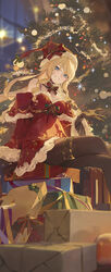  absurdres alternate_costume aqua_eyes black_pantyhose blonde_hair blurry blurry_background blush box box_stack christmas christmas_tree commentary crossed_legs detached_collar detached_sleeves dress feet_out_of_frame female french_commentary fur-trimmed_dress fur-trimmed_headwear fur-trimmed_sleeves fur_trim genshin_impact gift gift_box hat highres mixed-language_commentary modare navia_(genshin_impact) outdoors pantyhose pom_pom_(clothes) red_dress red_hat santa_costume santa_hat sitting smile solo thighlet thighs 