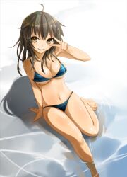  ahoge arm_support bikini breasts brown_eyes brown_hair cleavage commentary_request female lens_flare long_hair medium_breasts navel o-ring o-ring_top original partially_submerged photoshop_(medium) pondel shadow smile solo swimsuit underboob w w_over_eye water yellow_eyes 