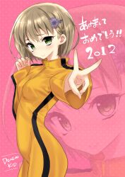  2012 armpit_peek blonde_hair blush bodysuit breasts bruce_lee&#039;s_jumpsuit commentary_request female flower green_eyes hair_flower hair_ornament happy_new_year huang_baoling new_year orange_bodysuit short_hair small_breasts solo tiger_&amp;_bunny translated tsukigami_runa up_sleeve v zoom_layer 