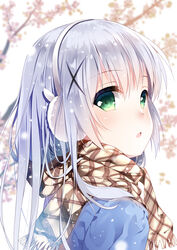  alternate_eye_color blonde_hair blue_jacket blush chestnut_mouth earmuffs enpera female fringe_trim from_side gochuumon_wa_usagi_desu_ka? green_eyes hair_between_eyes hair_ornament jacket kafuu_chino long_hair looking_at_viewer looking_to_the_side md5_mismatch parted_lips plaid plaid_scarf scarf solo white_scarf x_hair_ornament xia_xiang_(ozicha) 