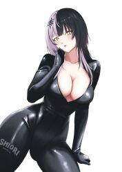  arm_support bijouvirus black_bodysuit black_hair bodysuit breasts cleavage english_commentary female grey_hair hair_ornament highres hololive hololive_english large_breasts long_hair looking_at_viewer open_mouth shiori_novella simple_background solo virtual_youtuber white_background yellow_eyes 