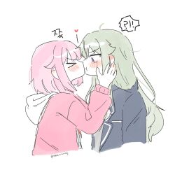 !? &gt;_&lt; 2girls black_jacket blush closed_mouth commentary_request ear_blush green_hair heart highres hood hoodie jacket kissing korean_commentary korean_text kusanagi_nene long_hair long_sleeves medium_hair multiple_girls ootori_emu pink_hair pink_hoodie project_sekai purple_eyes school_uniform simple_background spoken_interrobang translation_request twitter_username wheloo3rd white_background yuri 