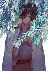  1boy alternate_costume black_hair borrowed_clothes brown_kimono cowboy_shot fate/grand_order fate_(series) fu_yukari hair_over_one_eye jacket jacket_on_shoulders japanese_clothes kimono koha-ace leaf long_hair male_focus okada_izou_(fate) ponytail solo stitched_neck stitches tree tree_shade white_jacket willow yellow_eyes 