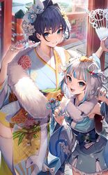  2girls absurdres ahoge animal animal_on_head bare_shoulders blue_eyes blue_flower blue_hair blue_kimono blue_nails blush bow bright_pupils bush claw_pose commentary dark_blue_hair detached_sleeves ebi-chan_(gawr_gura) eyes_visible_through_hair fingernails fins fish_bone fish_tail flower folding_fan gawr_gura gawr_gura_(new_year) glint grey_hair hair_flower hair_ornament hand_fan highres holding holding_fan hololive hololive_english japanese_clothes kimono laurels light_particles light_rays long_sleeves looking_at_viewer medium_hair mountain multicolored_hair multiple_girls netural on_head open_mouth ouro_kronii ouro_kronii_(new_year) outdoors parted_lips patterned patterned_clothing shark_tail sharp_teeth shrimp smile streaked_hair tail tail_bow tail_ornament teeth thighhighs tongue tree twintails upper_teeth_only virtual_youtuber white_bow white_flower white_pupils white_thighhighs wide_sleeves yellow_flower 