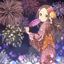  aerial_fireworks blush bow brown_eyes brown_hair buntan closed_mouth commentary cowboy_shot female fireworks floral_print flower forehead from_behind hair_flower hair_ornament hand_fan hand_up highres holding japanese_clothes karakai_jouzu_no_takagi-san kimono lens_flare light_particles long_hair long_sleeves looking_at_viewer looking_back night night_sky obi orange_bow orange_sash outdoors paper_fan print_kimono red_flower red_kimono sash sky smile solo standing takagi-san wide_sleeves yellow_flower yukata 