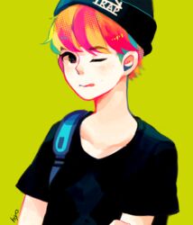  1boy artist_name backpack bag beanie black_shirt commentary english_commentary green_background hat highres looking_at_viewer male_focus mole mole_above_mouth one_eye_closed original pink_hair routexx shirt short_sleeves simple_background solo tongue tongue_out upper_body 