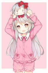  :3 :d arms_up blush bow character_doll commentary_request cosplay cowboy_shot doll doll_on_head eromanga_sensei female frills grey_hair hairbow head_tilt holding izumi_sagiri izumi_sagiri_(cosplay) long_hair looking_at_viewer ning_hai_(warship_girls_r) oerba_yun_fang open_mouth pajamas pink_background pink_bow smile smug solo swept_bangs tengxiang_lingnai two-tone_background warship_girls_r white_background 