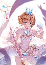  artist_name bangs blurry blush card cardcaptor_sakura clear_card cowboy_shot crown depth_of_field dress feathered_wings gloves green_eyes highres holding holding_card holding_wand kinomoto_sakura light_brown_hair looking_at_viewer magical_girl petals rosuuri short_hair sidelocks sleeveless sleeveless_dress smile solo standing star wand white_dress white_gloves white_wings wings yume_no_tsue 