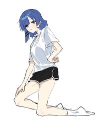  black_shorts blue_hair bocchi_the_rock! commentary_request danji_bang dolphin_shorts female full_body hair_ornament hairclip hand_on_own_hip highres kneeling korean_commentary shirt short_sleeves shorts simple_background socks solo t-shirt white_background white_shirt white_socks yamada_ryo yellow_eyes 