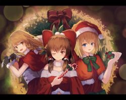  3girls :d ;) alice_margatroid alternate_costume bad_id bad_pixiv_id bag blonde_hair blue_eyes blurry blush bokeh bow braid brown_eyes brown_hair candy candy_cane christmas commentary depth_of_field dress food green_bow hairbow hakurei_reimu hat highres holding holding_bag holding_candy holding_candy_cane holding_food kirisame_marisa letterboxed long_hair looking_at_viewer multiple_girls no_headwear one_eye_closed ookashippo open_mouth pom_pom_(clothes) red_bow red_dress red_headwear santa_hat short_hair side_braid single_braid smile touhou upper_body white_bow wreath yellow_eyes 