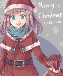  belt belt_buckle black_belt blue_scarf brown_hair buckle capelet christmas commentary dated dress female fur-trimmed_capelet fur-trimmed_headwear fur-trimmed_sleeves fur_trim green_eyes grey_background hair_ornament hairclip hat highres hikari_niji holding holding_sack long_hair long_sleeves merry_christmas nijisanji purple_ribbon red_capelet red_dress red_hat ribbon sack santa_costume santa_hat scarf signature snowflakes solo suzuhara_lulu virtual_youtuber x_hair_ornament 