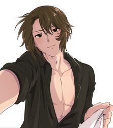  1boy black_shirt brown_eyes brown_hair closed_mouth collarbone commentary_request hair_between_eyes highres hotaru_iori ichimi_renge koizumi_itsuki looking_at_viewer male_focus outstretched_arm pectorals reaching reaching_towards_viewer second-party_source shirt short_hair simple_background smile solo suzumiya_haruhi_no_yuuutsu toned toned_male upper_body white_background 