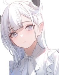  ahoge bad_id bad_twitter_id blue_eyes demon_girl demon_horns female hair_on_horn highres horns long_hair looking_at_viewer nekojira original parted_lips pointy_ears shirt sidelocks simple_background solo thea_(nekojira) upper_body white_background white_hair white_shirt 