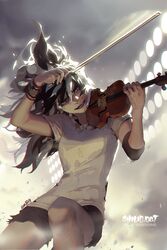  alternate_universe black_hair blackbird blackbird_(shilin) bracelet carciphona commentary english_commentary female instrument jewelry long_hair music playing_instrument shilin shirt shorts solo stage_lights t-shirt violin white_hair 