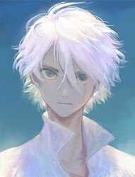  1boy blue_background blue_eyes closed_mouth fujie-yz hair_between_eyes high_collar highres looking_at_viewer male_focus mismatched_pupils octopath_traveler octopath_traveler_i portrait scar scar_across_eye shirt simple_background solo therion_(octopath_traveler) white_hair white_shirt 