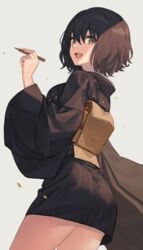  :d bad_link brown_hair chorefuji commentary_request female from_below green_eyes grey_background hair_between_eyes hand_up highres holding holding_pencil japanese_clothes kimono looking_at_viewer looking_down open_mouth original pencil short_hair short_kimono smile solo tongue wide_sleeves 