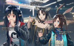  3girls amiya_(arknights) animal_ears arknights ascot black_choker black_dress black_hair black_jacket blue_ascot blue_choker blue_eyes blurry blurry_background brown_hair cat_ears choker closure_(arknights) commentary_request dress hair_ornament highres jacket long_hair long_sleeves mandragora_(arknights) multiple_girls off-shoulder_dress off_shoulder one_side_up open_clothes open_jacket open_mouth pointing pointy_ears rabbit_ears red_eyes shirt short_hair t-shirt translated upper_body welt_(kinsei_koutenkyoku) white_shirt 