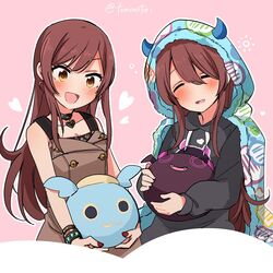  2girls bad_id bad_twitter_id bare_shoulders black_collar black_hoodie blanket blush brown_eyes brown_hair collar collarbone debi_tarou heart hood hoodie idolmaster idolmaster_shiny_colors long_hair long_sleeves multiple_girls open_mouth osaki_amana osaki_tenka pink_background siblings simple_background sisters sleeveless smile torinabe twins upper_body yellow_eyes 