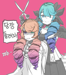  2girls :&gt; absurdres ahoge alternate_hairstyle blue_hair bottle chair closed_mouth cocomayo29_(tomato) collarbone comb cutting_hair drill_hair frown gloves gradient_hair green_eyes gwen_(league_of_legends) heterochromia highres holding holding_comb holding_scissors jewelry korean_commentary league_of_legends long_hair multicolored_hair multiple_girls necklace orange_hair pink_background purple_eyes purple_hair scissors simple_background sitting smile standing twintails zoe_(league_of_legends) 