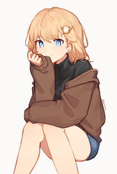  alternate_costume blonde_hair blue_eyes blue_shorts bob_cut breasts brown_sweater commentary english_commentary female hair_ornament highres hololive hololive_english orinte shorts simple_background sitting smile solo sweater thighs turtleneck virtual_youtuber watson_amelia white_background 