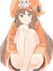  anchor barefoot brown_eyes brown_hair closed_mouth feet_out_of_frame female guilty_gear guilty_gear_strive hat highres hood hoodie long_hair looking_at_viewer may_(guilty_gear) orange_hat orange_hoodie orange_shirt pirate_hat shirt simple_background smile solo toutoumi white_background 