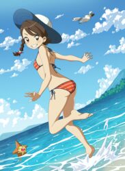  bare_arms bare_legs barefoot bikini blush braid breasts brown_eyes brown_hair cloud commentary commission day female grin hat highres juliana_(pokemon) leg_up looking_at_viewer ocean orange_bikini outdoors pokemon pokemon_(creature) pokemon_sv shoulder_blades side-tie_bikini_bottom sky smile standing standing_on_one_leg staryu striped_bikini striped_clothes suitenan swimsuit teeth toes water white_headwear wingull 