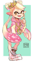  +_+ bad_id bad_twitter_id border brown_eyes callie_(splatoon) chain_necklace chains cosplay cross-laced_footwear crown dated dress earrings fangs female gradient_hair green_border harutarou_(orion_3boshi) highres hood hood_down hooded_dress index_finger_raised inkling jewelry leaning_forward long_hair long_sleeves looking_at_viewer mole mole_under_eye multicolored_hair necklace no_socks oerba_yun_fang open_mouth outside_border pearl_(splatoon) pearl_(splatoon)_(cosplay) pink_dress pink_footwear pink_hair pointy_ears ring shoes short_dress smile solo splatoon_(series) splatoon_2 splatoon_2:_octo_expansion standing sweater sweater_dress swept_bangs tentacle_hair tied_hair tilted_headwear very_long_hair white_hair yellow_headwear 