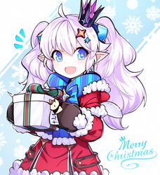  +_+ ^^^ ahoge alternate_costume bad_id bad_twitter_id blue_eyes blue_scarf blush box brown_gloves christmas crown demon_power_(elsword) elsword female fur_trim gift gift_box gloves highres holding holding_gift hwansang light_purple_hair long_hair luciela_r._sourcream merry_christmas mini_crown oerba_yun_fang open_mouth phoru_(elsword) pointy_ears santa_costume scarf smile solo symbol-shaped_pupils twintails upper_body 