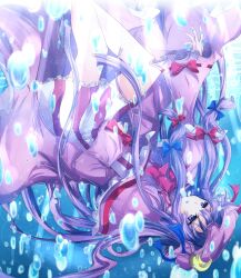  air_bubble bow bubble commentary_request crescent female hairbow hat light_rays long_hair patchouli_knowledge purple_eyes purple_hair ram_hachimin solo sunbeam sunlight touhou underwater upside-down very_long_hair water 