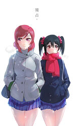  2girls a-shi_(lion81923) bag black_hair blush breath chinese_text commentary_request hands_in_pockets love_live! love_live!_school_idol_project multiple_girls nishikino_maki otonokizaka_school_uniform photoshop_(medium) purple_eyes red_eyes red_hair scarf school_bag school_uniform side-by-side skirt traditional_chinese_text translated twintails winter_uniform yazawa_nico 