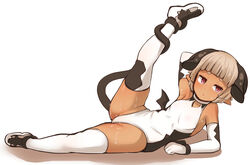  arm_up armpits blunt_bangs blush breasts brown_hair dark-skinned_female dark_skin demon_girl demon_horns demon_tail demon_wings elbow_gloves female full_body garoudo_(kadouhan&#039;i) gloves horns leg_lift leotard original pointy_ears short_eyebrows short_hair simple_background small_breasts solo sweat tail thighhighs white_background white_gloves white_leotard white_thighhighs wings 