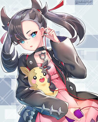  :d abstract_background aqua_eyes asymmetrical_bangs black_choker black_eyes black_hair black_jacket blush cellphone choker collarbone commentary cowboy_shot earphones eyes_visible_through_hair female grey_background hair_ribbon highres holding holding_phone jacket long_hair long_sleeves looking_at_viewer marnie_(pokemon) morpeko morpeko_(full) open_mouth parted_lips phone pink_skirt pokemon pokemon_(creature) pokemon_swsh red_ribbon ribbon shared_earphones skirt smartphone smile twintails twitter_username yuduki_(tt-yuduki) 