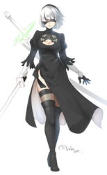  2017 2b_(nier:automata) absurdres black_blindfold black_dress black_thighhighs blindfold bow breasts cleavage cleavage_cutout clothing_cutout commentary_request covered_eyes dress female full_body headdress high_heels highres lenny_face lulu-chan92 medium_breasts mole mole_under_mouth nier:automata nier_(series) puffy_sleeves signature solo sword sword_behind_back thighhighs weapon white_background 