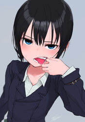  androgynous black_hair blue_background blue_eyes blush female hair_between_eyes highres jacket kino_(kino_no_tabi) kino_no_tabi long_sleeves mouth_pull no_headwear oerba_yun_fang open_mouth shirt short_hair signature simple_background solo teeth tomboy tongue turbo_engine_(rakugaki_tabo) white_shirt 