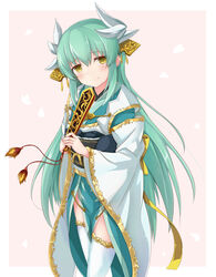  blush commentary_request fate/grand_order fate_(series) female green_hair hair_between_eyes head_tilt highres holding horns japanese_clothes kimono kiyohime_(fate) long_hair looking_at_viewer obi sash smile solo standing thighhighs very_long_hair white_thighhighs yellow_eyes yoriha_yashiro 