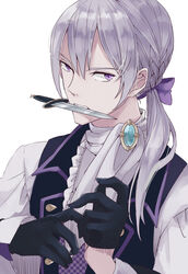  1boy bad_id bad_pixiv_id black_gloves bow dagger fire_emblem fire_emblem_fates gloves grey_hair hairbow highres jakob_(fire_emblem) knife low_ponytail male_focus mouth_hold purple_eyes shioha simple_background solo teeth upper_body weapon white_background 