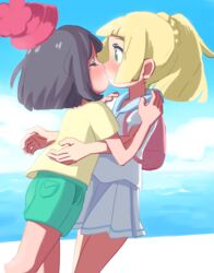  2girls beach black_hair blonde_hair blush deathroling female hat highres kissing lillie_(pokemon) mizuki_(pokemon_sm) multiple_girls outdoors pokemon pokemon_(game) pokemon_sm skirt yuri 