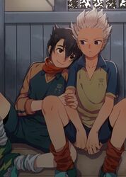  2boys :3 arm_grab bad_id bad_pixiv_id black_hair blue_eyes blush brown_eyes endou_mamoru goalkeeper gouenji_shuuya head_on_another&#039;s_shoulder headband_around_neck inazuma_eleven inazuma_eleven_(series) male_focus multiple_boys no_headwear raimon raimon_soccer_uniform sitting smile soccer_uniform sportswear white_hair yaoi yunopan_chako 