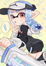  ! :o ass bike_shorts black_jacket blue_hair braid decavitator_(splatoon) eyebrow_cut female highres holding holding_weapon inkling inkling_girl inkling_player_character jacket long_hair looking_at_viewer multicolored_clothes multicolored_jacket open_mouth pointy_ears print_headwear red_eyes sahata_saba single_braid solo splatoon_(series) splatoon_3 spoken_exclamation_mark star_(symbol) teeth tentacle_hair thick_eyebrows two-tone_jacket visor_cap weapon white_jacket yellow_background 