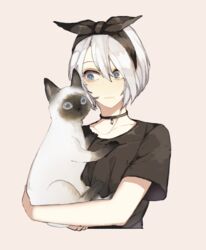  2b_(nier:automata) alternate_costume animal bad_id bad_twitter_id black_shirt blue_eyes choker closed_mouth expressionless feline female hair_between_eyes hairband highres holding holding_animal holding_cat jewelry looking_at_another mole mole_under_mouth nahonanaho nier:automata nier_(series) no_blindfold pendant pink_background shirt short_hair simple_background solo swept_bangs t-shirt upper_body 