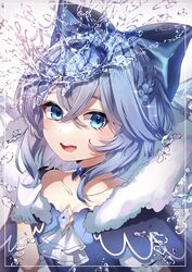  :d ametama_(runarunaruta5656) ascot blue_bow blue_eyes bow cirno commentary female fur_trim gloves hairbow highres ice looking_at_viewer off_shoulder open_mouth simple_background smile solo teeth touhou upper_body upper_teeth_only white_ascot white_background white_gloves 